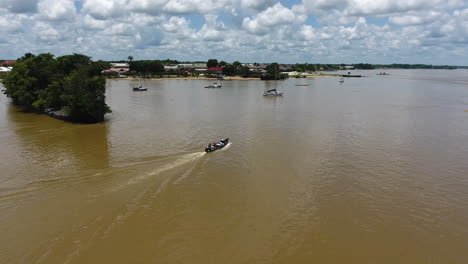 Toma-Aérea-De-Una-Canoa-En-El-Río-Mana-Saint-Laurent-Du-Maroni-Guiana.-Naufragio